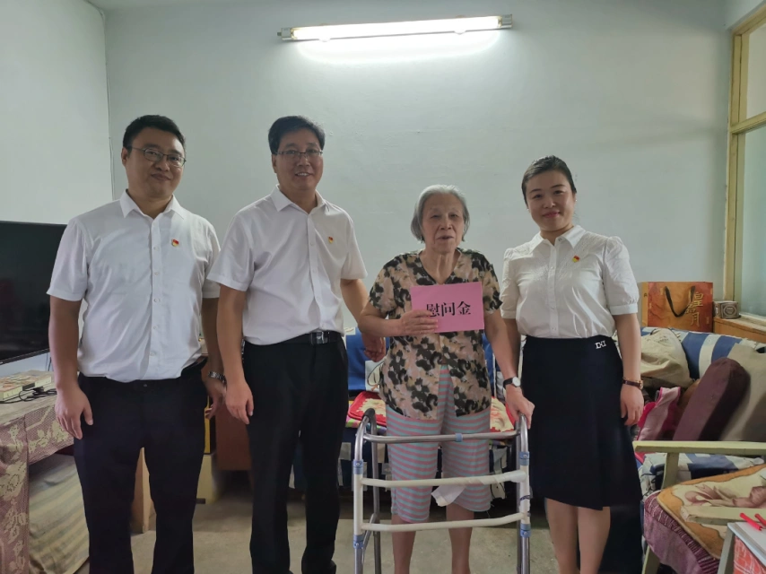 董局慰问周凤兰.jpg