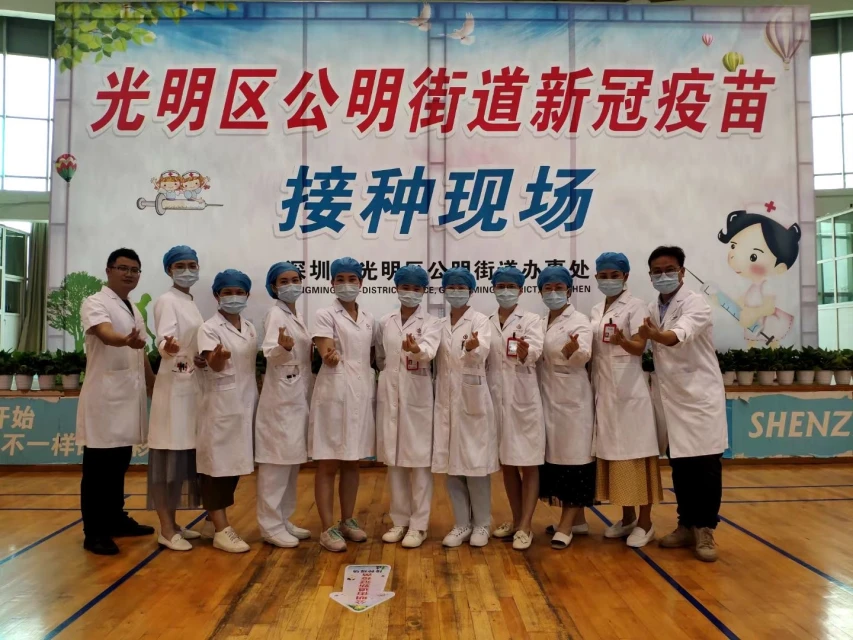 第一批疫苗接種隊(duì)在布置接種現(xiàn)場(chǎng)場(chǎng)地.jpg