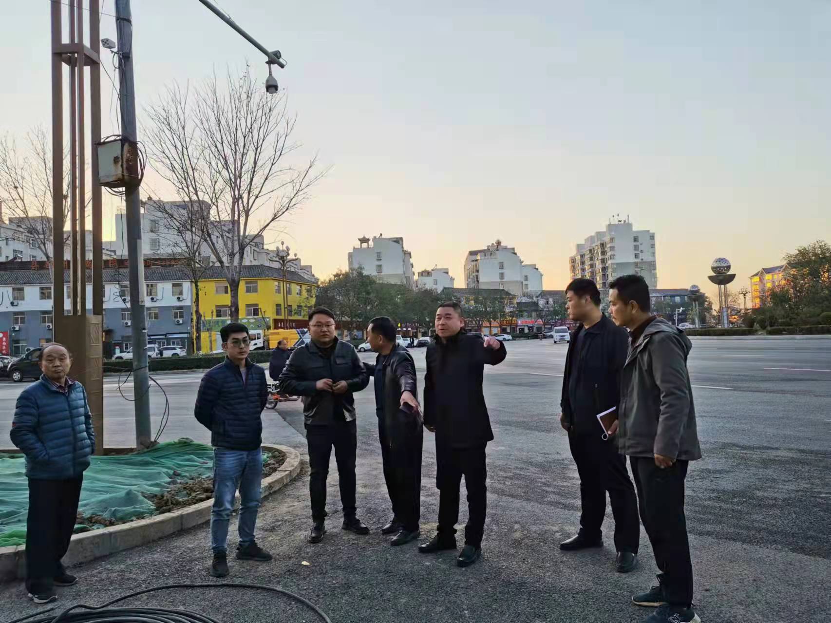 魏县政府副县长乔新光到梨乡大街南延,益民山环岛四周现场办公 - 邯郸