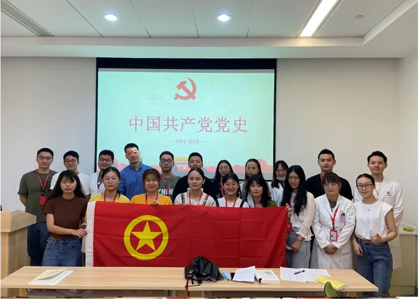 參與學(xué)習(xí)的青年團(tuán)員合影.png