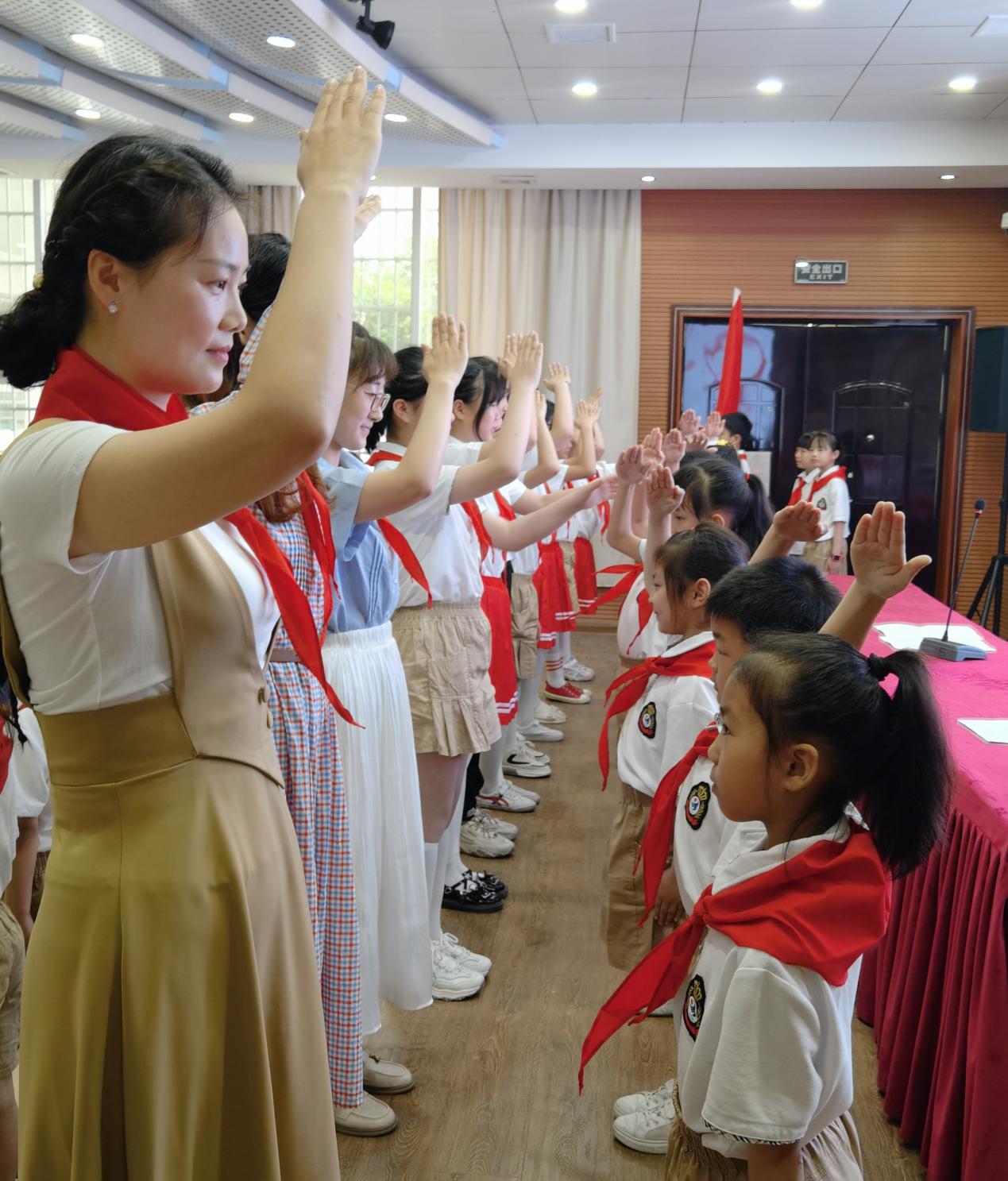 喜迎二十大争做好队员景德镇市十九中新队员入队仪式
