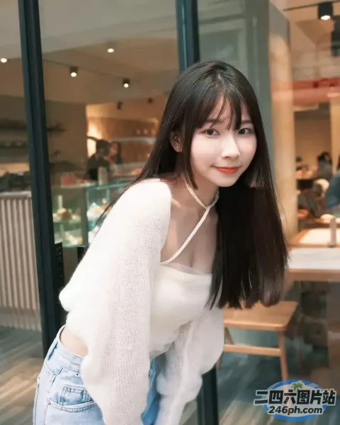 长发白上衣的 Araffe 女人合影留念