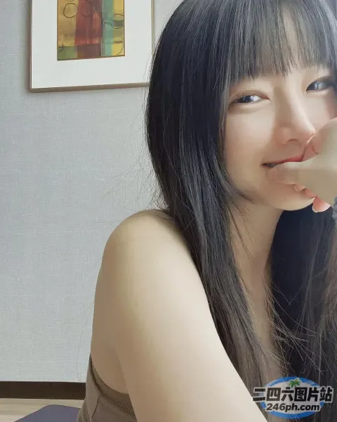 有个女人坐在桌子旁，手里拿着一本书