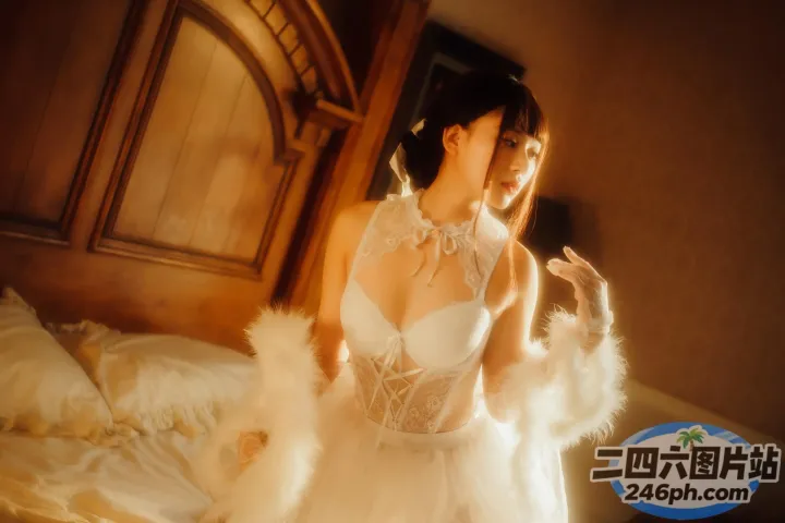 卧室里站着一个穿着白色连衣裙的女人