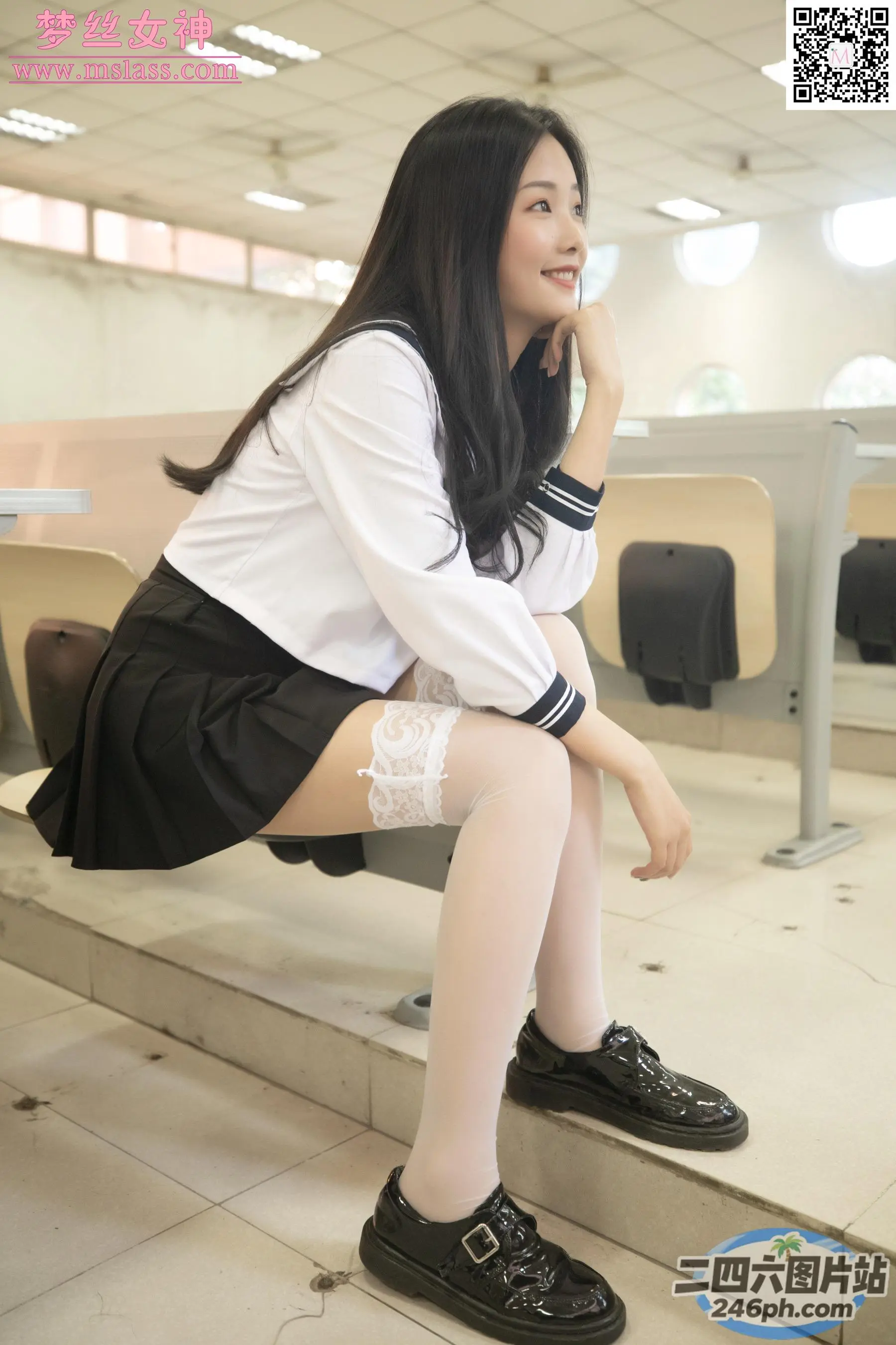 穿着校服坐在长凳上的 arafed 亚裔妇女