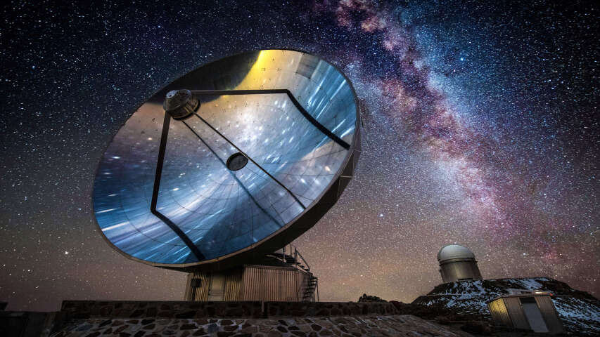 背景为乳白色的卫星天线的 arafed 图像