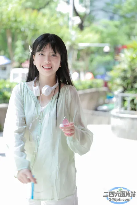 身穿白色夹克的微笑女子，手里拿着一个粉红色的物体和一把蓝色的牙刷