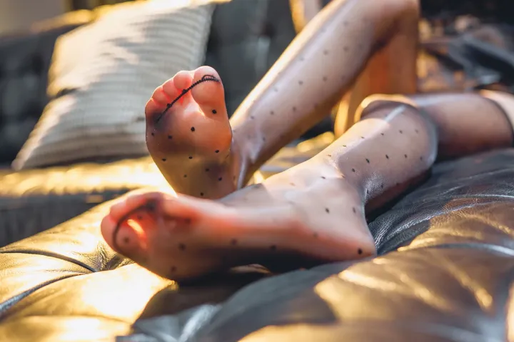 有个女人的腿上和腿上都有黑点