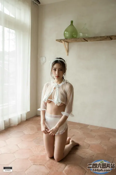 穿着白色内衣坐在地板上的阿拉夫德女人