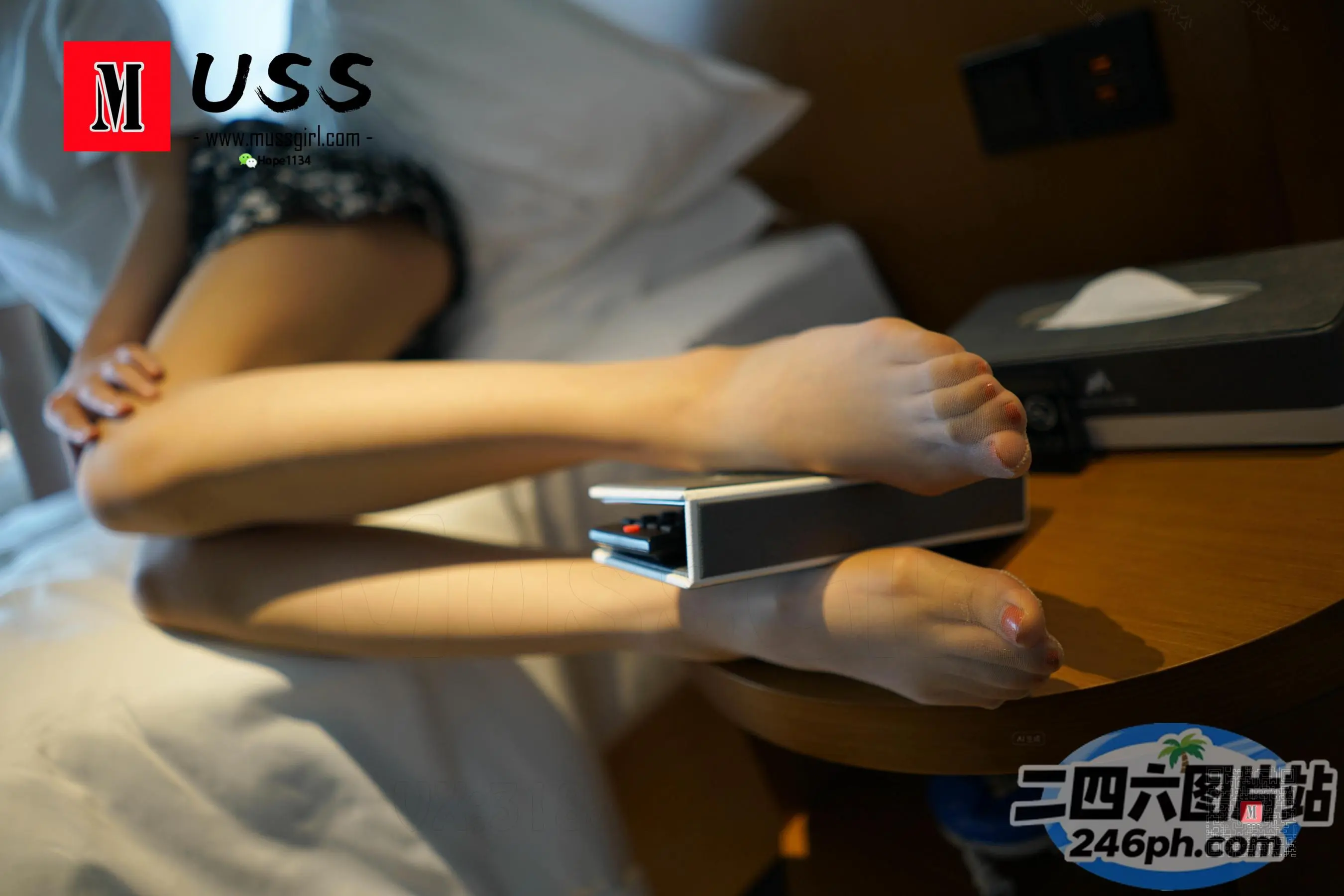 有个女人躺在床上，双脚抬起