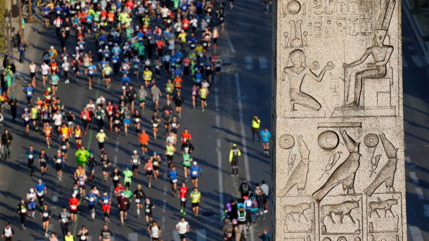 一大群人参加马拉松比赛的 arafed 图像