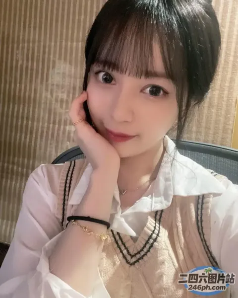 一个穿着白衬衫和黑白项链的女人的特写