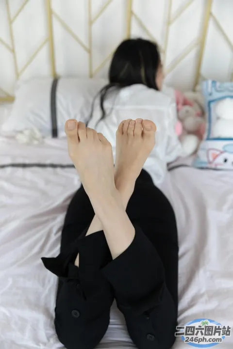 有个女人躺在床上，双脚抬起