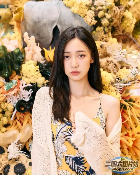 一个女人站在一束花前的特写