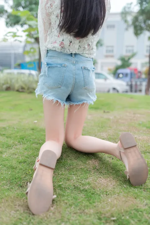 盘腿坐在草地上的阿拉菲德女人