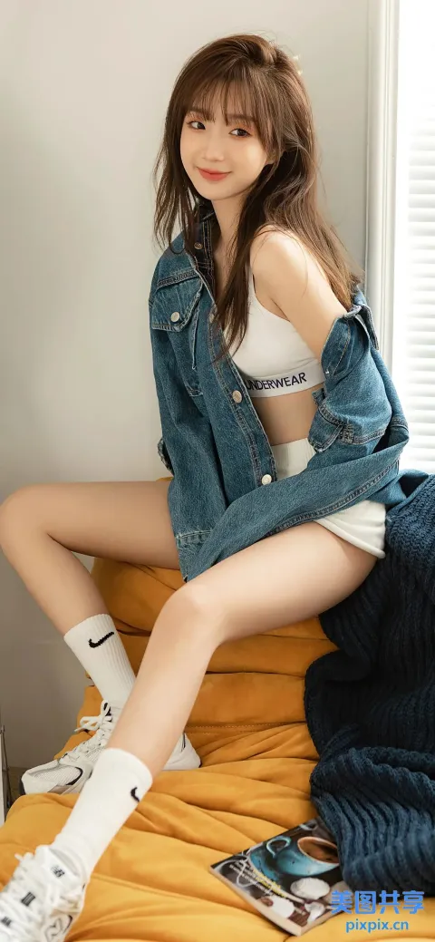 阿拉夫女人坐在床上，穿着牛仔夹克和白袜子