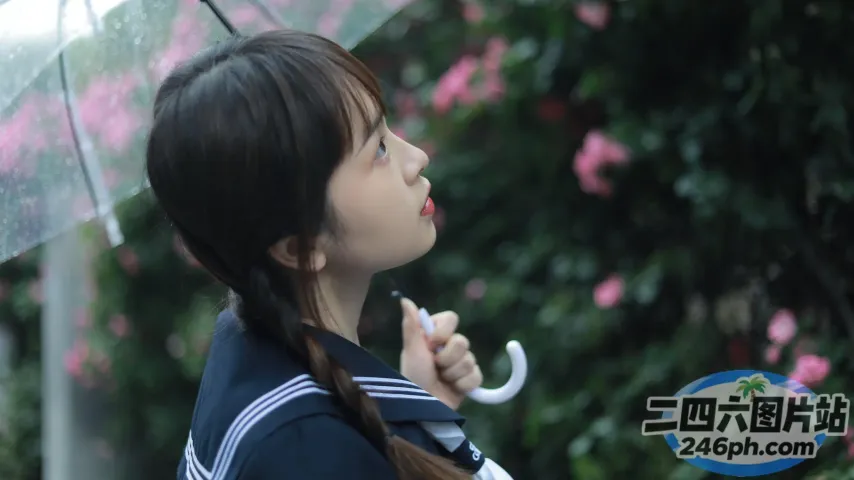 雨中有一个撑伞的女人