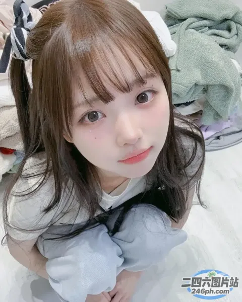 地板上坐着一个打着领结的年轻女孩