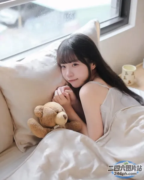 躺在床上的阿拉夫德女人，腿上放着一只泰迪熊