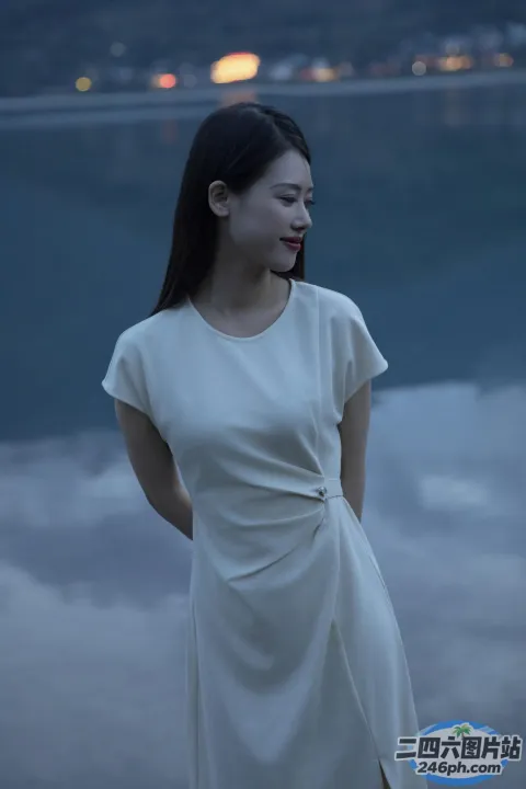 一个穿着白色连衣裙的女人站在海边的海滩上