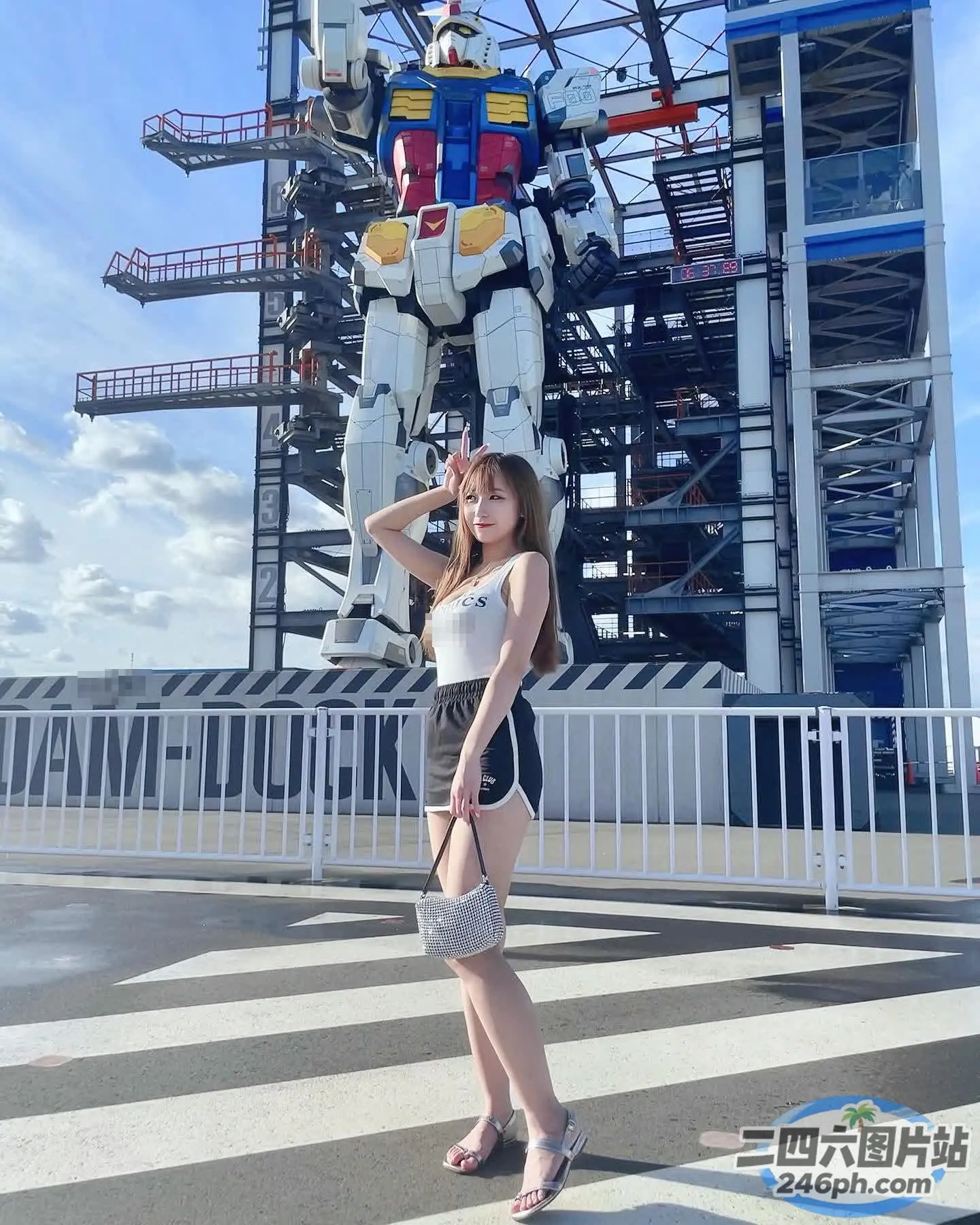 穿着泳衣的 Arafed 女人站在一个巨大的机器人前