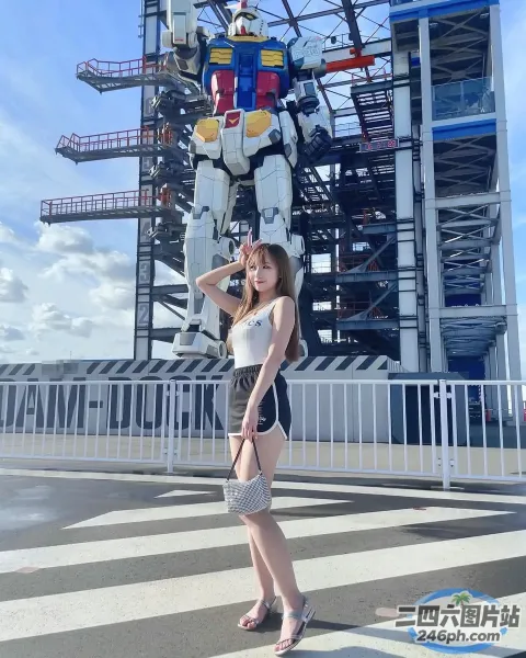 穿着泳衣的 Arafed 女人站在一个巨大的机器人前