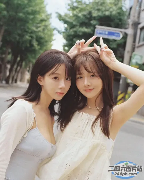 两名亚裔女性在街上合影