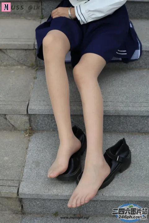 台阶上坐着一个女人，双脚抬起
