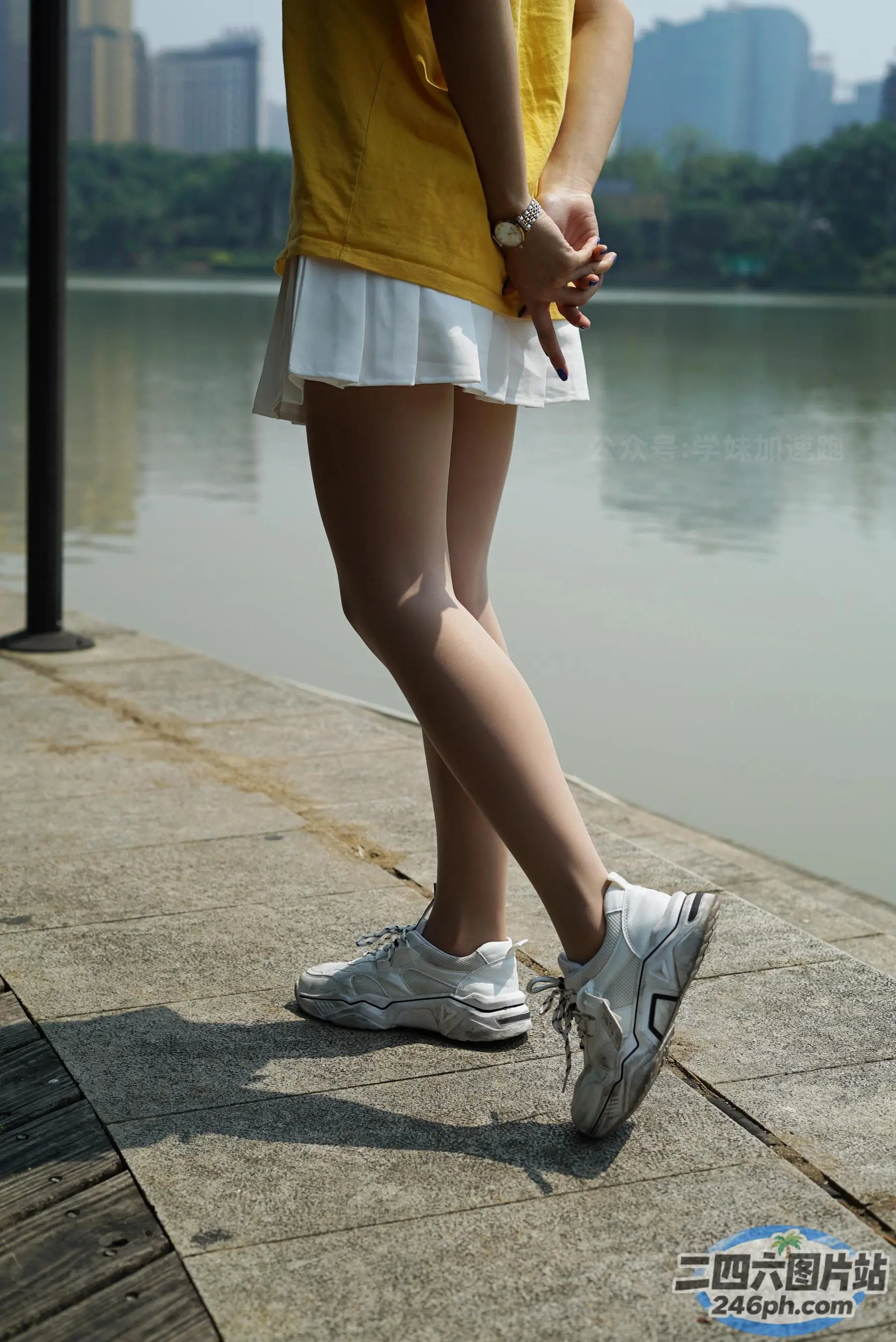 有个女人站在码头上，双脚踩在滑板上