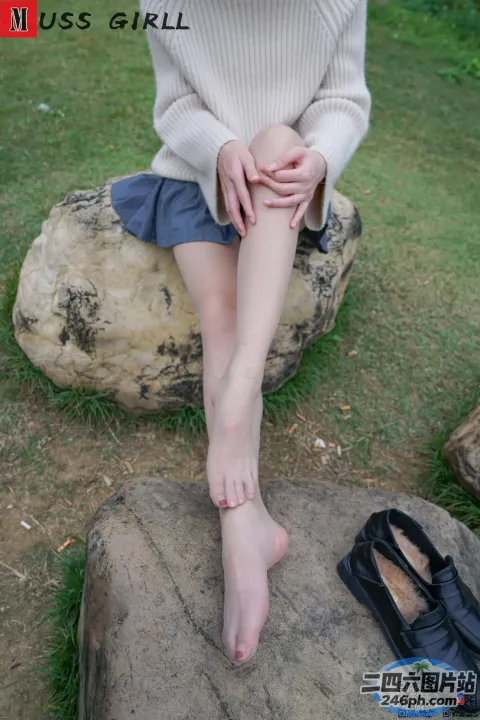 赤脚坐在岩石上的阿拉菲德女人