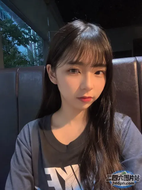 一个人坐在椅子上拿着手机的特写