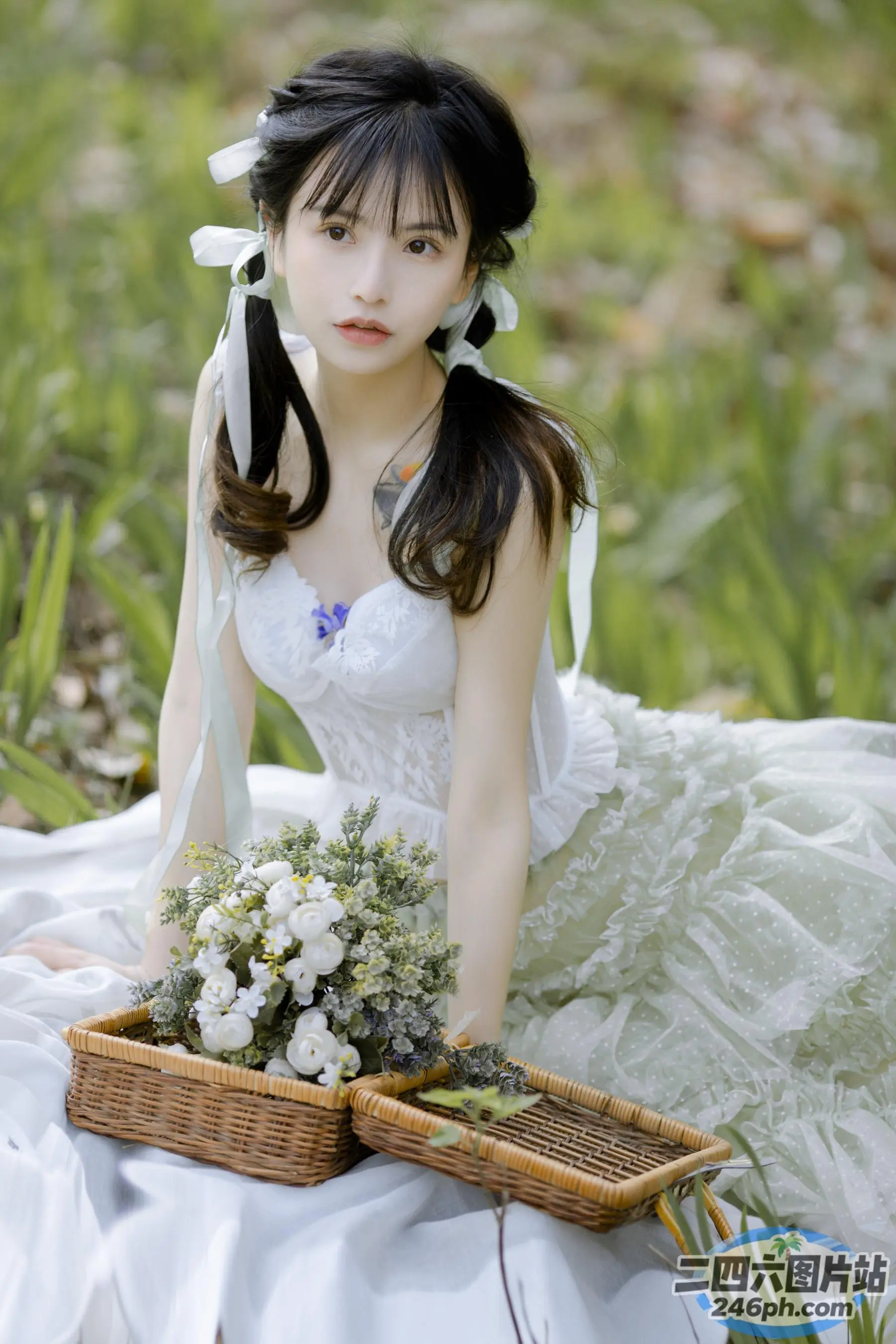 一个穿着白色连衣裙的女人拿着一篮花的特写