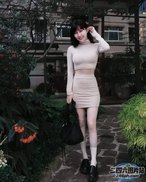 身穿短裙和高领上衣的 araffe 女士