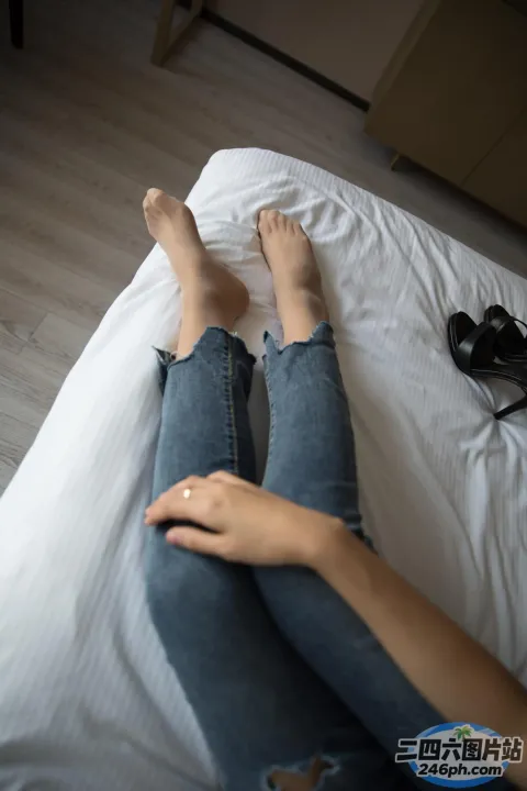有人躺在床上，双脚抬起