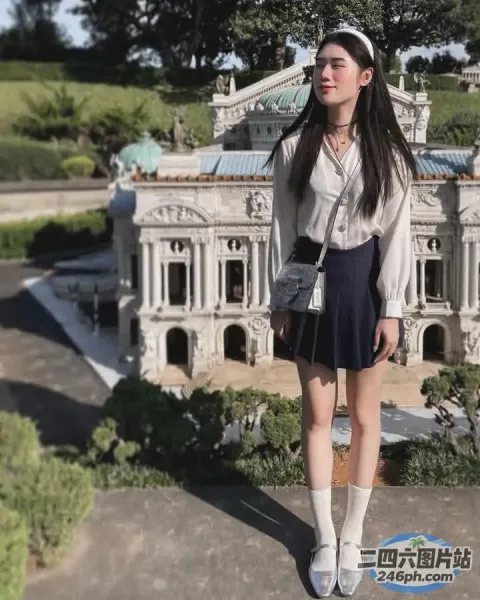 站在建筑物前窗台上的阿拉夫德女人