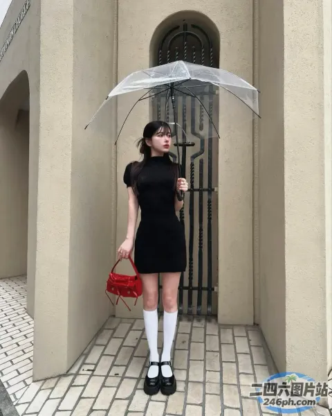 外面站着一个女人，手里拿着一把雨伞和一个红色的钱包