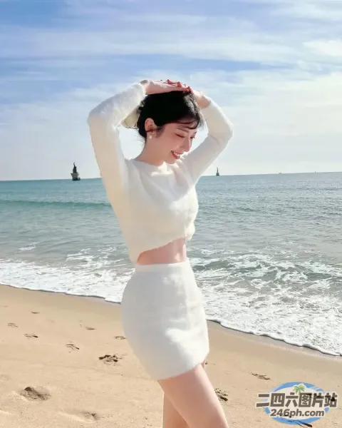 一个穿着白色连衣裙的女人站在海边的海滩上