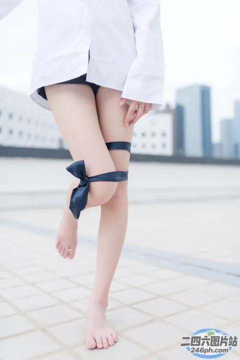 有个女人穿着白衬衫，打着黑色领结