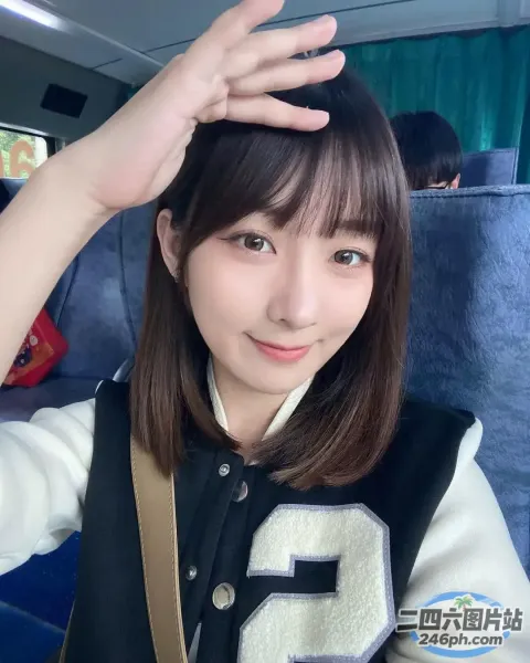 火车上穿着黑白夹克的 arafed 亚洲妇女
