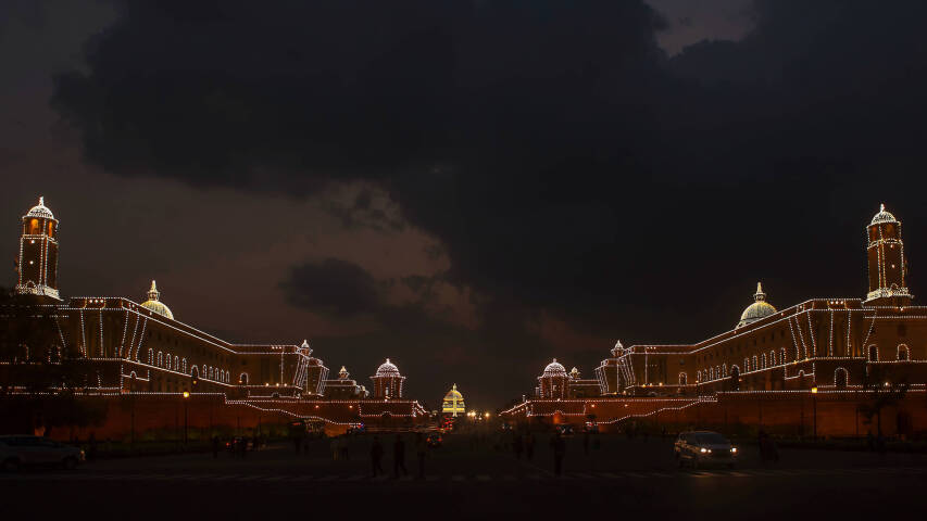 灯火通明的城市夜景