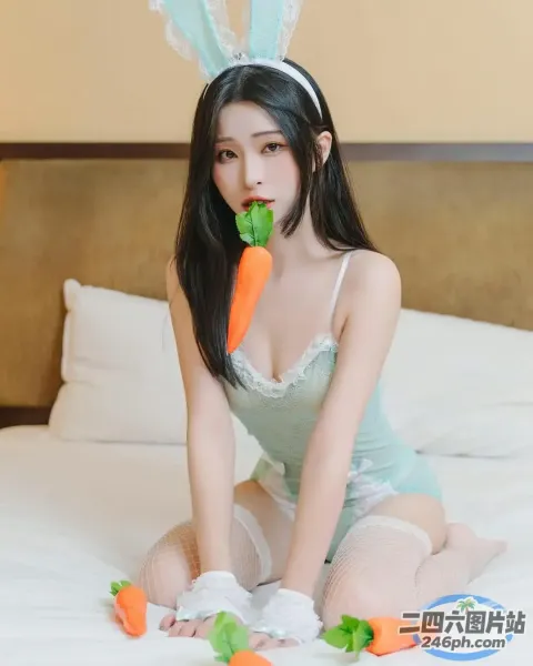 床上戴着兔子耳朵的女人和兔子套装的特写