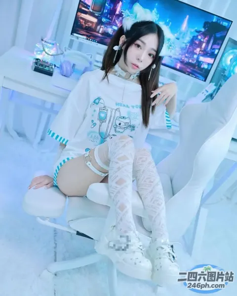 身穿白色服装的 araffe 女孩坐在电脑前的椅子上