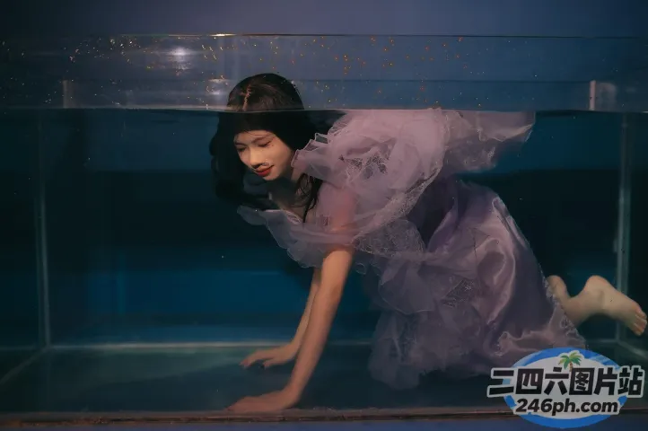 玻璃水箱里有个穿紫色裙子的女人