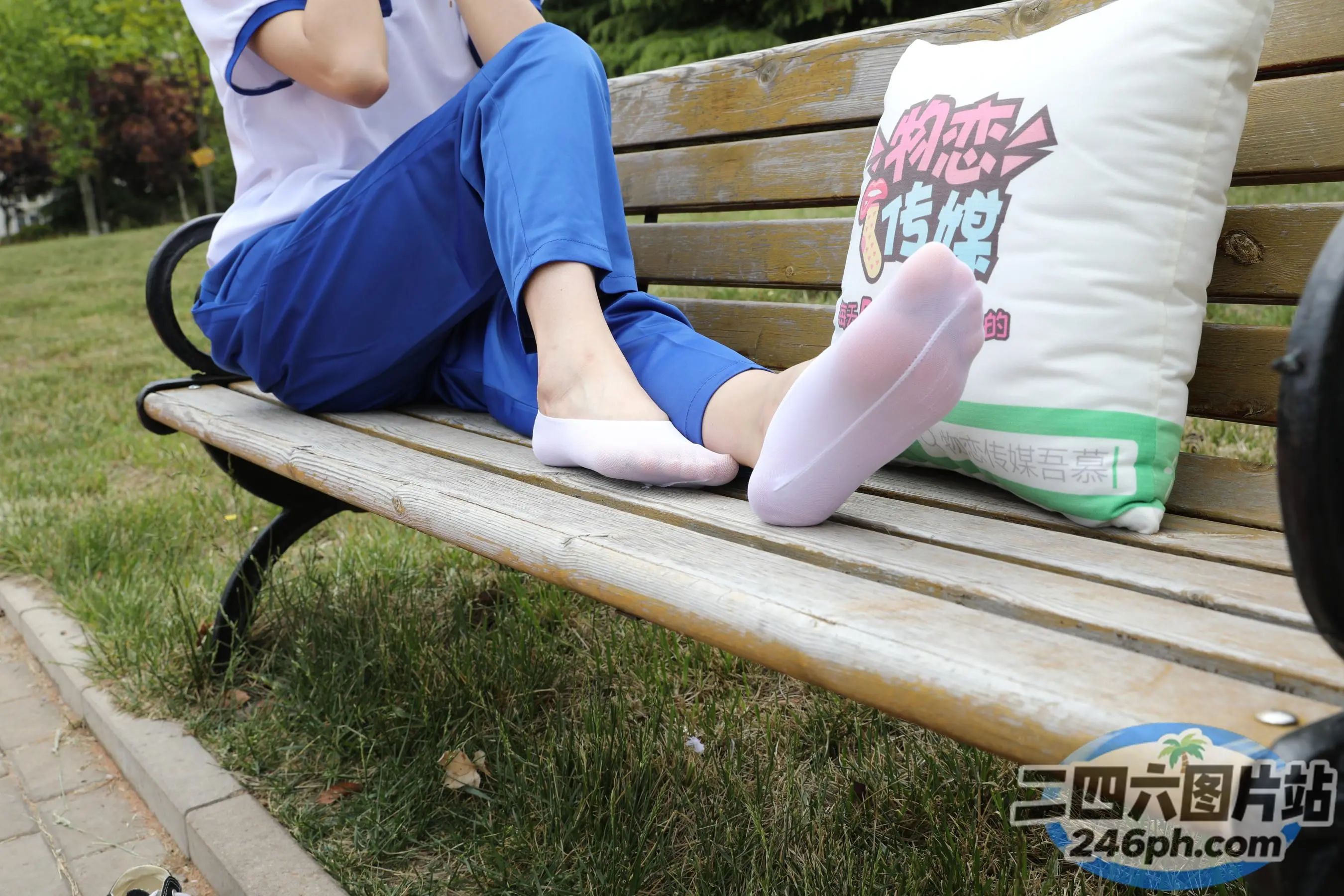 有个女人坐在长凳上打电话