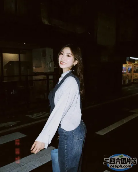 一个女人在夜晚站在街上的特写