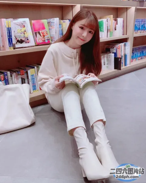 一个女人坐在图书馆的地板上看书