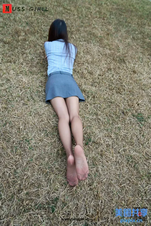 有一个女人盘腿躺在地上