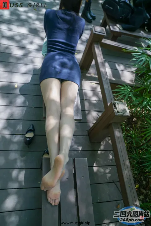 有个女人躺在甲板上的长凳上