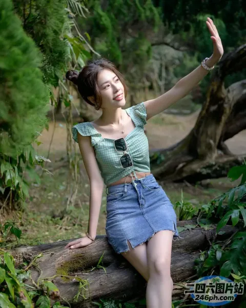 阿拉菲女人坐在森林里的一根木头上，张开双臂