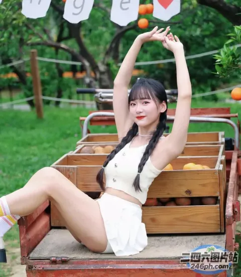 有一个女人坐在一辆卡车里，后面有橘子